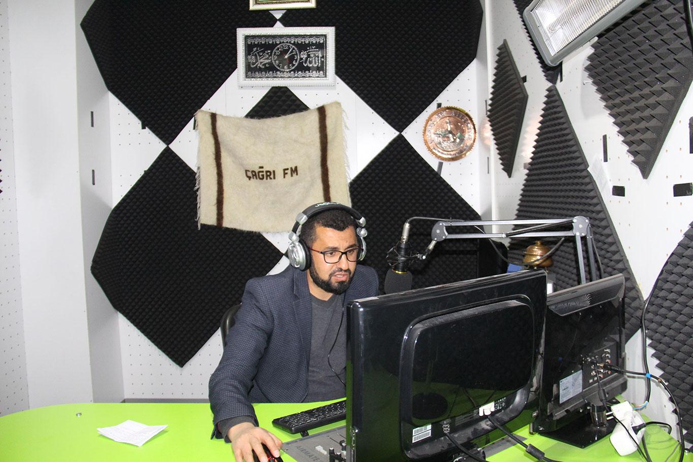 Çağrı FM Genel Yayın Yönetmeni Erdoğan: "İslami ilkelere bağlı bir yayın yapıyoruz" Çağrı FM Genel Yayın Yönetmeni Erdoğan: "İslami ilkelere bağlı bir yayın yapıyoruz"